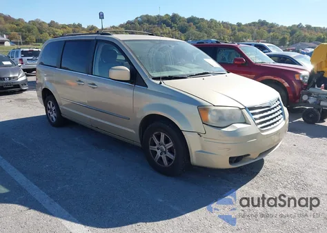 2010 Chrysler Town & Country Touring из США, поврежденный, VIN 2A4RR5D10AR271784